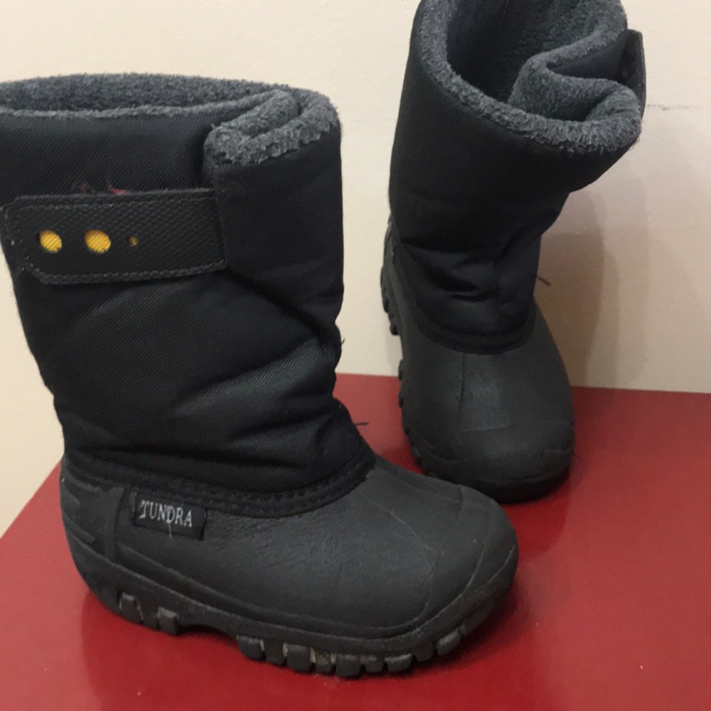 Tundra snow boots